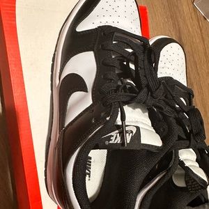 Nike dunk low women 8.5 only used twice. Receipt included